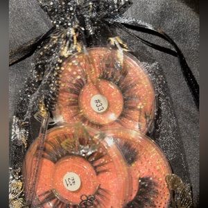 Pair of 3 Natural Eyelashes in a pink/ black kit with an eyelash brush